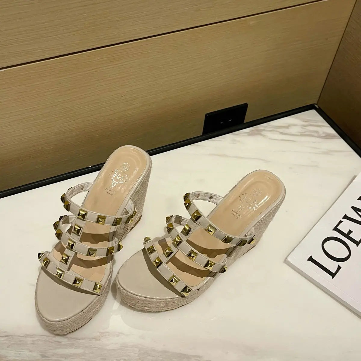 One-Shoulder Riveted High-Heeled