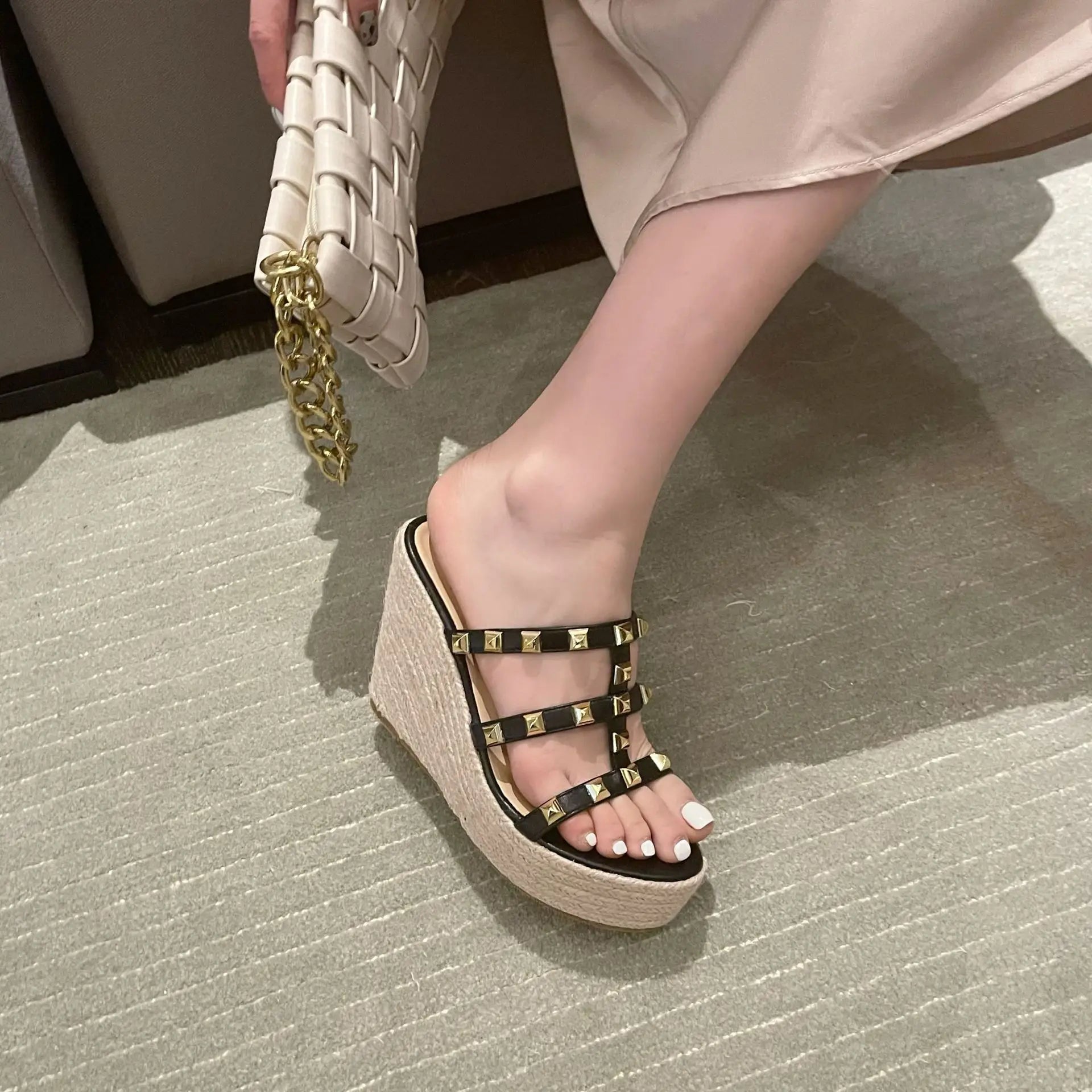 One-Shoulder Riveted High-Heeled