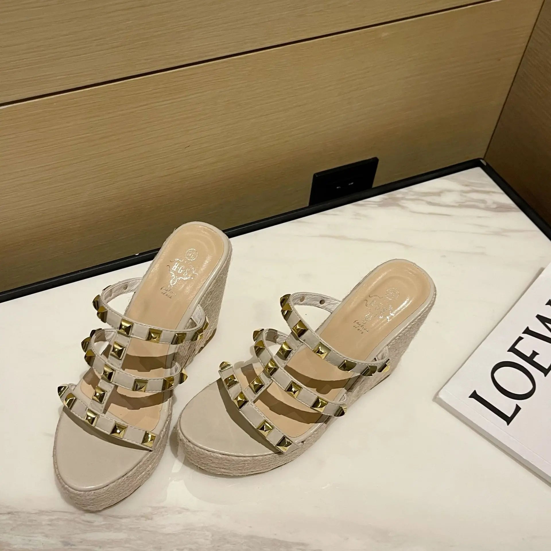 One-Shoulder Riveted High-Heeled