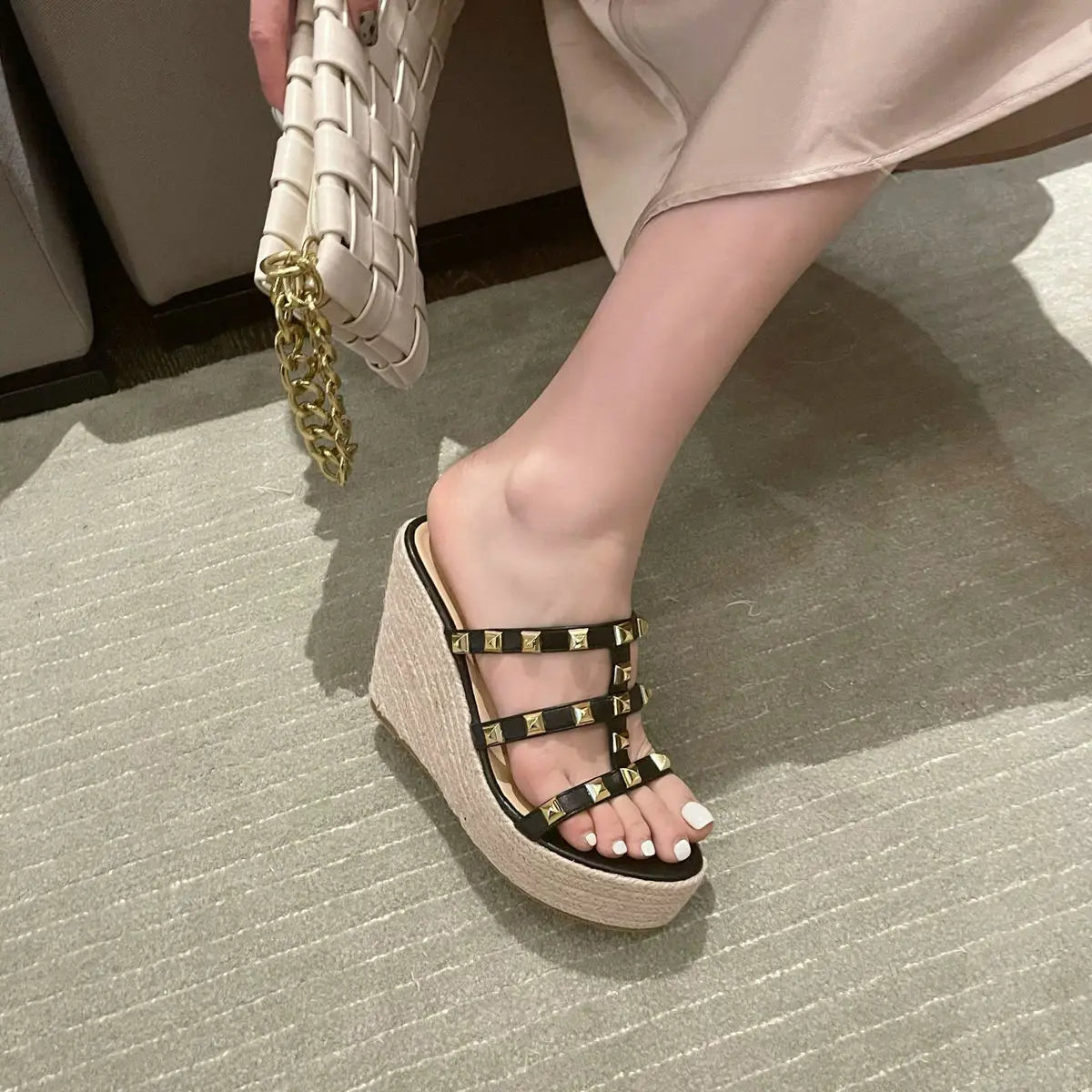 One-Shoulder Riveted High-Heeled