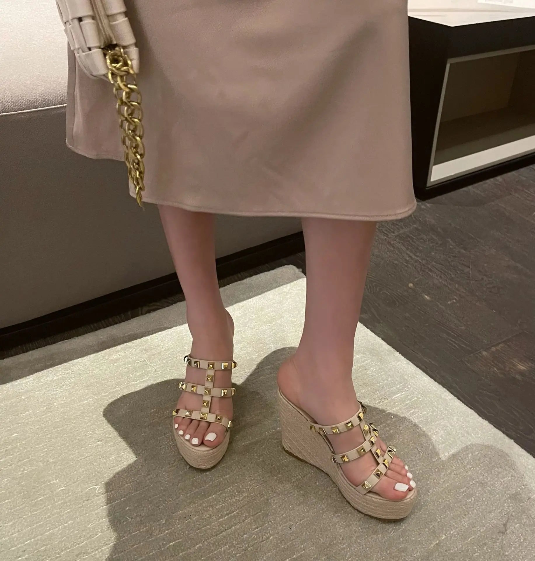One-Shoulder Riveted High-Heeled