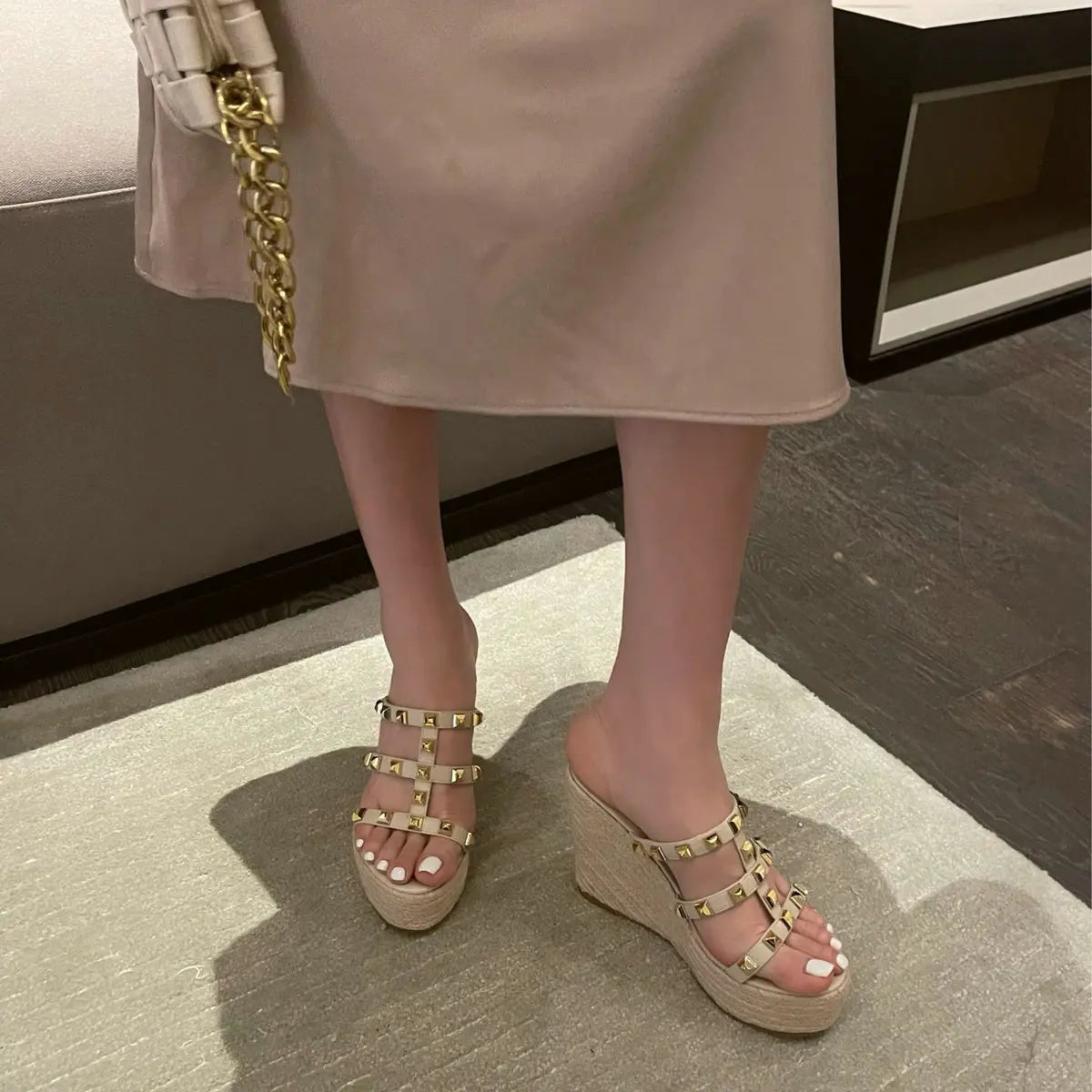 One-Shoulder Riveted High-Heeled