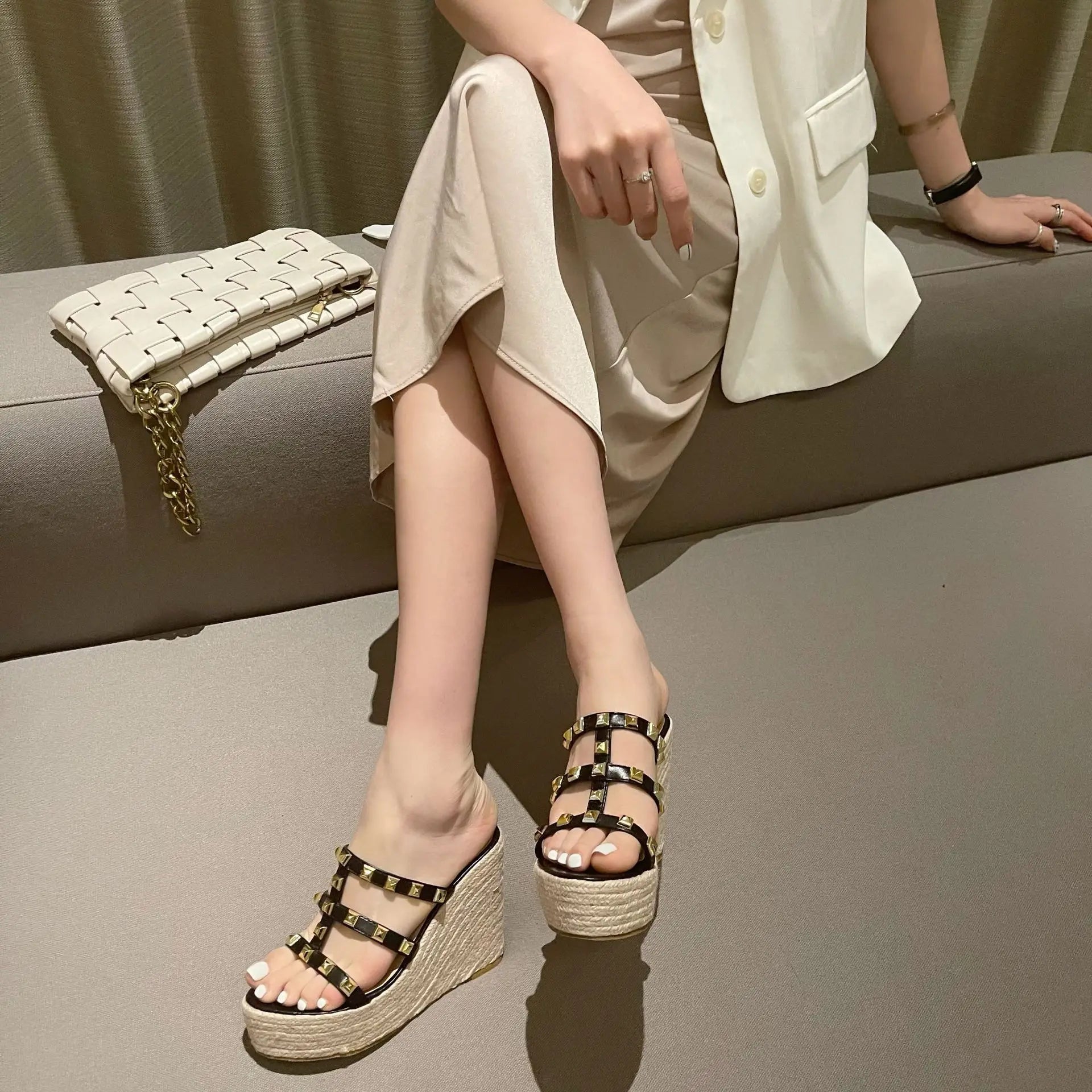 One-Shoulder Riveted High-Heeled
