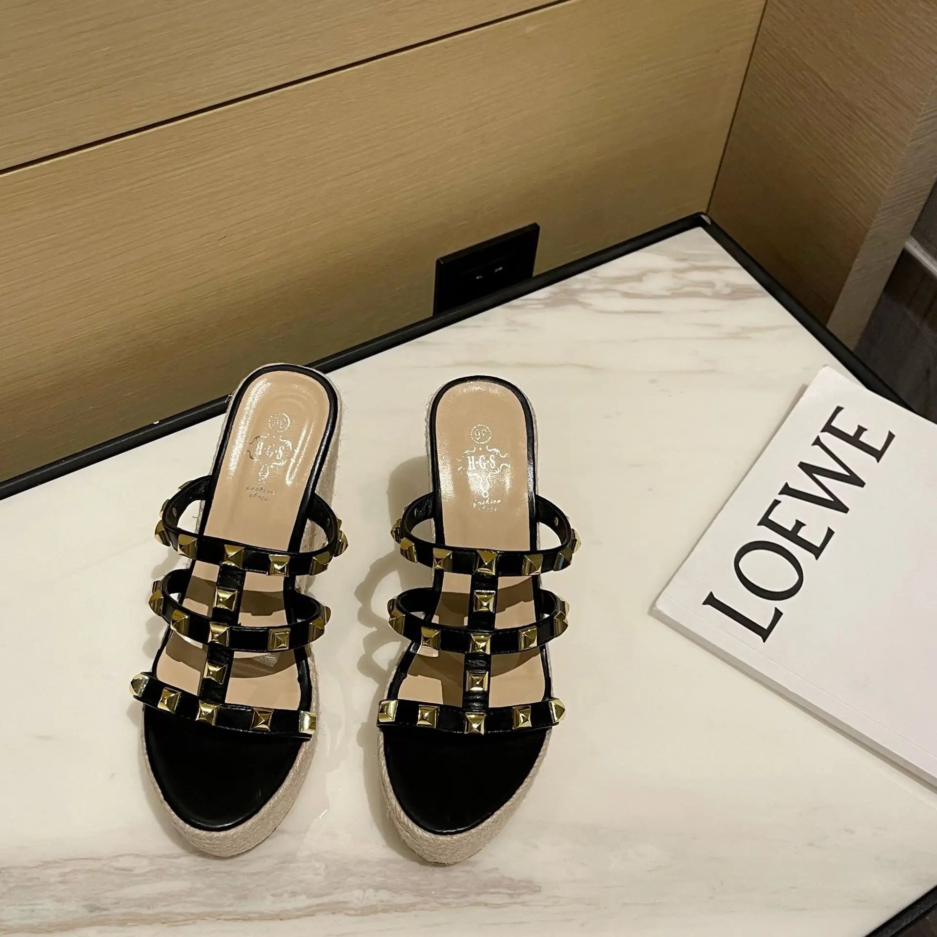 One-Shoulder Riveted High-Heeled