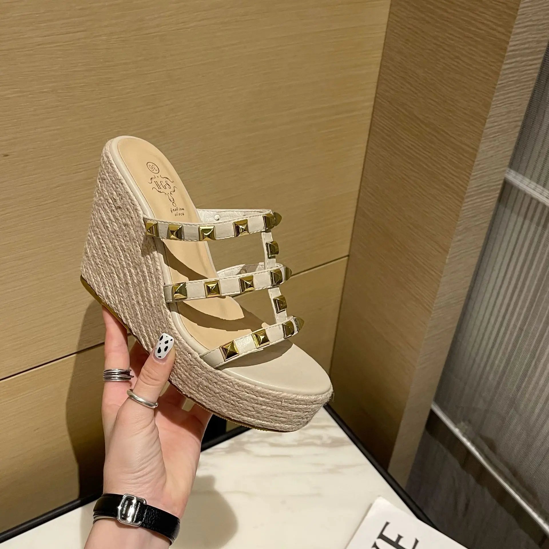 One-Shoulder Riveted High-Heeled